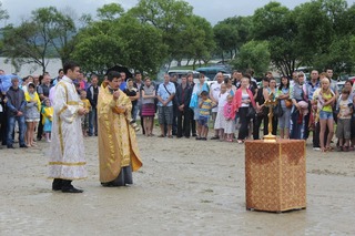Десятки жителей Уссурийска крестили на водохранилище 25 июля 