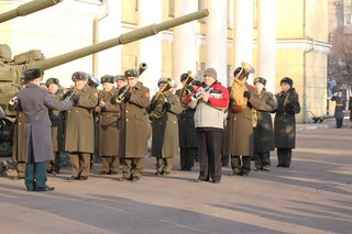 Возложением цветов и военным митингом встретили День защитника Отечества жители Уссурийска
