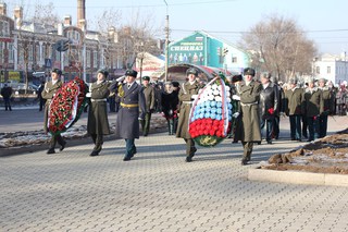 Возложением цветов и военным митингом встретили День защитника Отечества жители Уссурийска