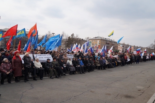 Около 8 тысяч жителей Уссурийска вышли на митинг в поддержку соотечественников на Украине