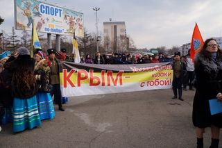 Около 8 тысяч жителей Уссурийска вышли на митинг в поддержку соотечественников на Украине