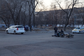 Мотоциклист пострадал в аварии на нерегулируемом перекрестке в Уссурийске