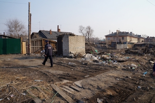 Жители двухэтажных домов в Уссурийске не хотят убирать мусор во дворах