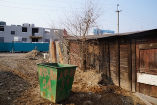 Жители двухэтажных домов в Уссурийске не хотят убирать мусор во дворах