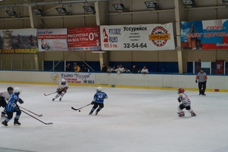 В День Победы в Уссурийске сыграли в международный хоккей
