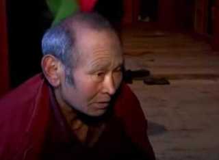 Монах настолько усердно молился, что его ступни впечатались в пол