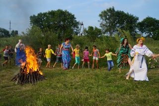 Жители Уссурийска в День Ивана Купалы очищались огнем