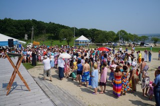 Около 350 человек массово покрестили в Уссурийске 
