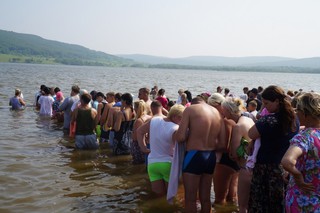 Около 350 человек массово покрестили в Уссурийске 