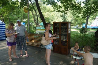 Уличный книжный шкаф появился в Уссурийске