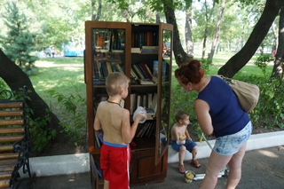 Уличный книжный шкаф появился в Уссурийске