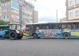 Трактор протаранил косой автобус с пассажирами в Уссурийске