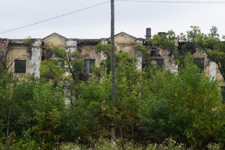 Заброшенный танковый завод горел в Уссурийске