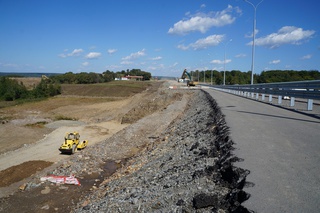 Участок трассы в Приморье, ушедший под землю еще в августе, начали восстанавливать