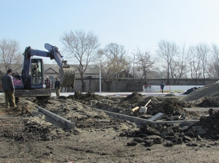 Приморские строители продолжают монтаж всесезонных спортплощадок в Уссурийске