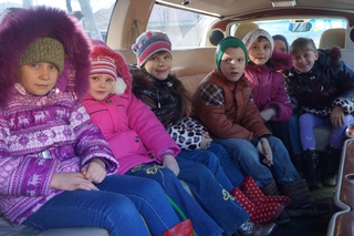 Детдомовцев Уссурийска покатали на лимузине