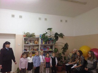 Дети вместе с сотрудниками ГИБДД провели обучающую акцию для будущих мам в Уссурийске
