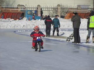Мотогонки на льду в Приморье: юные спортсмены на крошечных мотоциклах