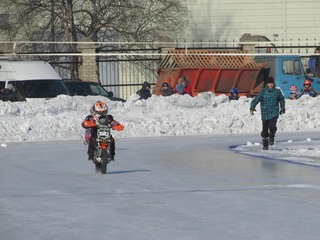 Мотогонки на льду в Приморье: юные спортсмены на крошечных мотоциклах
