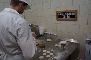 Заключенных в колонии строгого режима Уссурийска кормят пельменями и копченостями