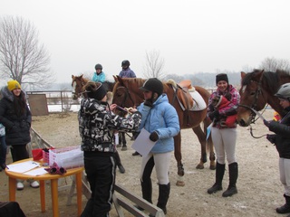 Конкур на пони и верховых лошадях показали наездники в Уссурийске