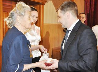 Глава администрации УГО вручил медали «70 лет Победы в Великой Отечественной войне»