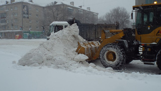 Снегоуборочная техника борется со снегом за дороги Уссурийска