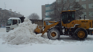 Снегоуборочная техника борется со снегом за дороги Уссурийска