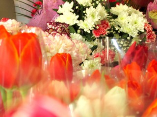 Предпраздничный ажиотаж разгорается в цветочных салонах Уссурийска