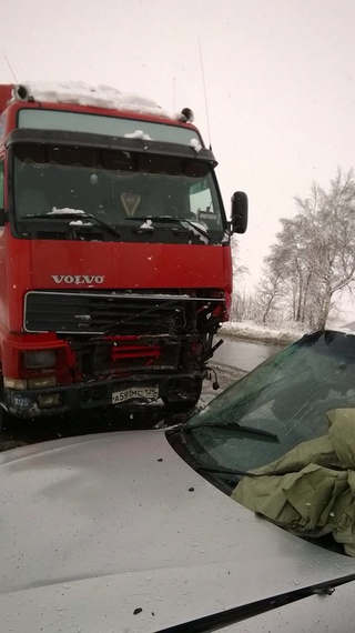 Страшная авария на трассе Уссурийск-Пограничный: седан врезался в большегруз