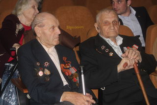 Вручение медалей в канун празднования 70-летия Победы ветеранам ВОВ продолжается в Уссурийске