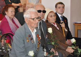 Вручение юбилейных медалей ветеранам продолжается в Уссурийске
