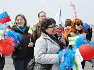 В краевой столице в праздничной колонне по Золотому мосту прошли 80 жителей Уссурийска