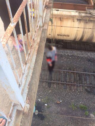 Молодой человек повесился на мосту в Новошахтинске