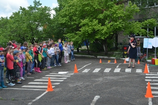 Уссурийские полицейские провели акцию «Азбука дорог» для детей из пришкольного лагеря 