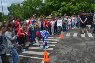 Уссурийские полицейские провели акцию «Азбука дорог» для детей из пришкольного лагеря 
