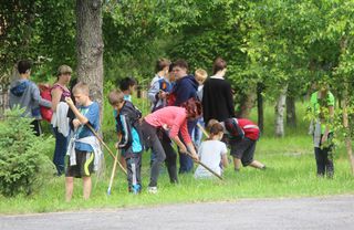 Школьники убрали парк, где был высажен «Лес Победы» в уссурийске