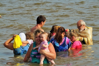 Жители Уссурийска массово приняли крещение на Кугуковском водохранилище