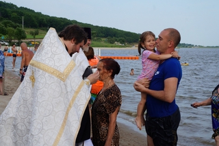 Жители Уссурийска массово приняли крещение на Кугуковском водохранилище