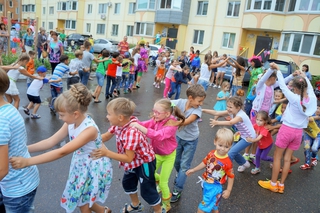 Детский праздник в честь окончания лета прошел в микрорайоне Уссурийска