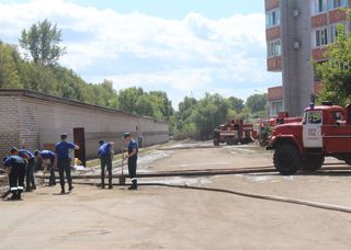 Курсанты Дальневосточной пожарно-спасательной академии помогают откачивать воду в Уссурийске