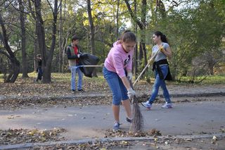 Волонтёры Уссурийска провели акцию по уборке парка «Зелёный остров»