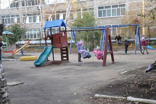 Добровольцы Уссурийска провели акцию по уборке территории детского дома 