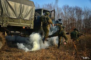 День военного разведчика отметили десантники на учебных маневрах под Уссурийском (ФОТО) 