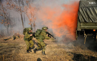 День военного разведчика отметили десантники на учебных маневрах под Уссурийском (ФОТО) 