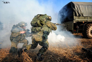 День военного разведчика отметили десантники на учебных маневрах под Уссурийском (ФОТО) 