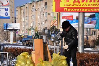 Дорожные кольца в Уссурийске необычно украсили к Новому году