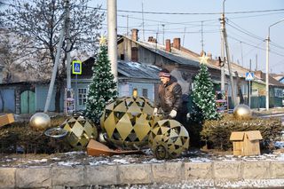 Дорожные кольца в Уссурийске необычно украсили к Новому году