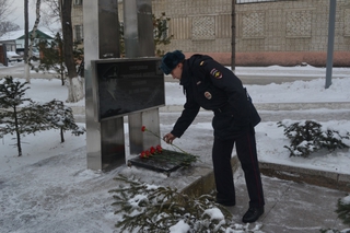 В Уссурийске полицейские и ветераны МВД почтили память погибшего коллеги