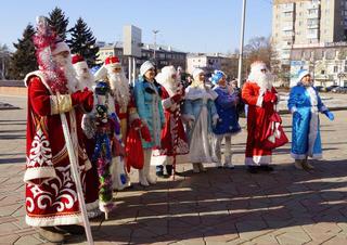 Дед Мороз и Снегурочка вышли на улицы Уссурийска